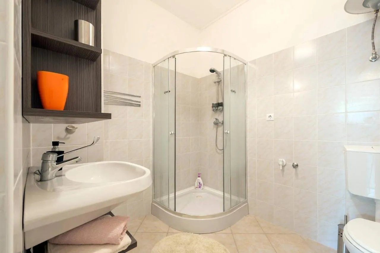 2 Studio Budapest 0*,