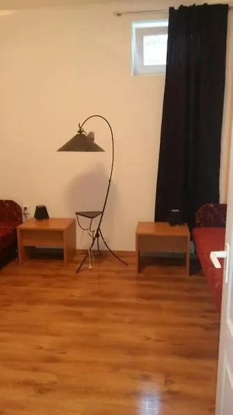 2 Studio Budapest 0*,  Magyarország